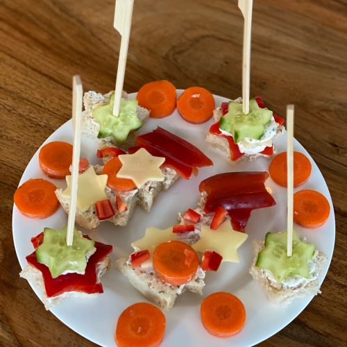 Brote mit Käse und Gemüse in Sternformen
