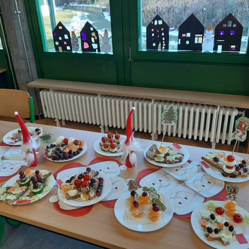 weihnachtliche dekoriertes Frühstücksbüfett mit gesunden Speisen