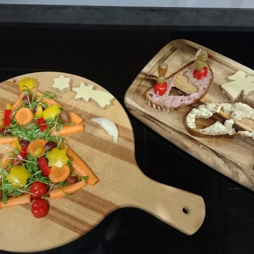 Vesperbrett mit weihnachtlichem Frühstück. Tannenbaum aus Gemüse und Brot Ausstecher in sternform