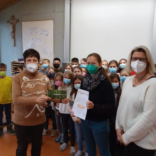 Klasse 4 der Grundschule Herlikhofen darf zum Waldmobil