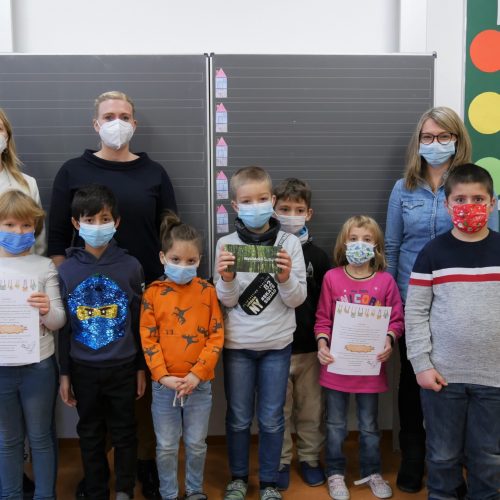 Auch die Klassen 1a und 2b der Hermann-Hesse Schule Aalen freuen sich über den Besuch des Waldmobils