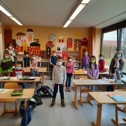 Freu Brenner übergibt der Familienklasse aus Pommertsweiler einen Gutschein für den Kl